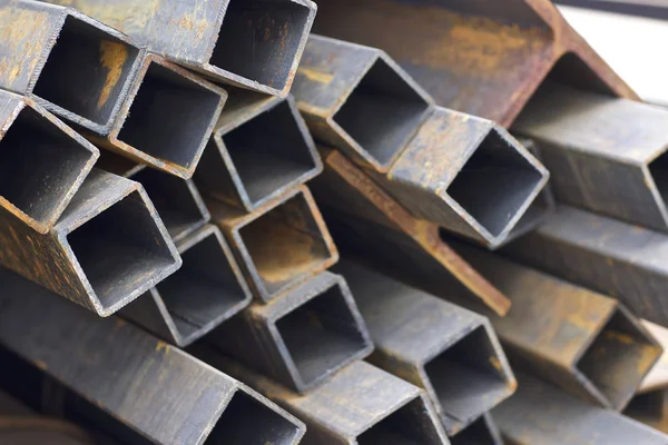 Metallprofilrör med rektangulärt tvärsnitt i förpackningar på lagret av metallprodukter — Stockfoto