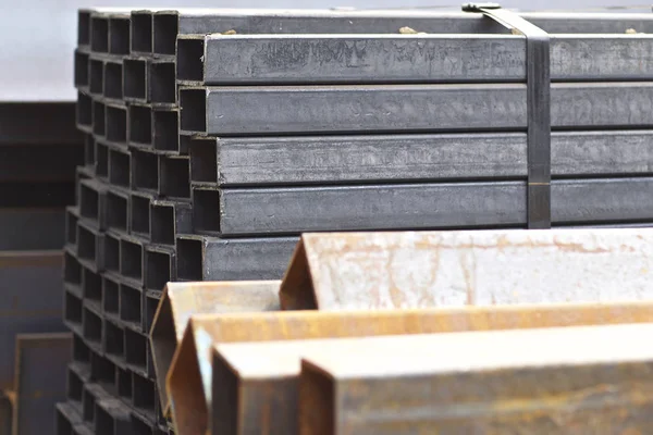 Metalen profielpijp met rechthoekige doorsnede in verpakkingen in het magazijn van metalen producten — Stockfoto
