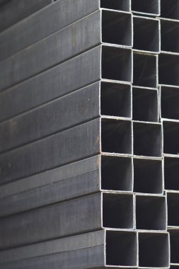 Metal ürünler deposundaki paketlerde dikdörtgen kesitlerin metal profil borusu