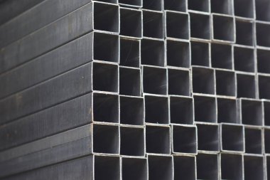 Metal ürünler deposundaki paketlerde dikdörtgen kesitlerin metal profil borusu