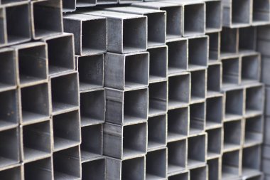 Metal ürünler deposundaki paketlerde dikdörtgen kesitlerin metal profil borusu