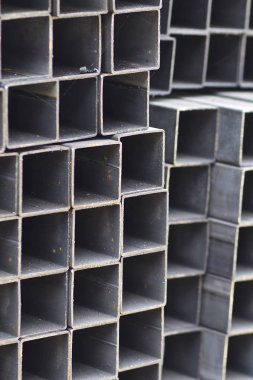 Metal ürünler deposundaki paketlerde dikdörtgen kesitlerin metal profil borusu