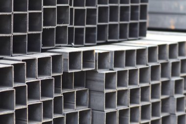 Metal ürünler deposundaki paketlerde dikdörtgen kesitlerin metal profil borusu