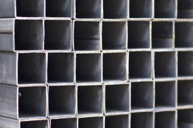 Metal ürünler deposundaki paketlerde dikdörtgen kesitlerin metal profil borusu