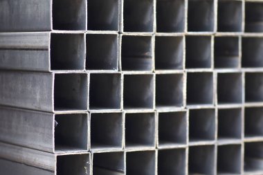 Metal ürünler deposundaki paketlerde dikdörtgen kesitlerin metal profil borusu