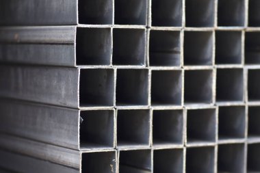 Metal ürünler deposundaki paketlerde dikdörtgen kesitlerin metal profil borusu