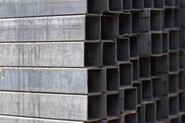 Metal ürünler deposundaki paketlerde dikdörtgen kesitlerin metal profil borusu