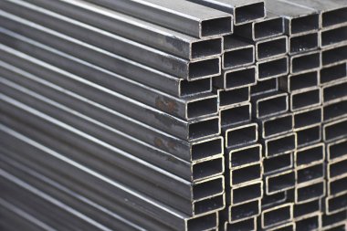 Metal ürünler deposundaki paketlerde dikdörtgen kesitlerin metal profil borusu
