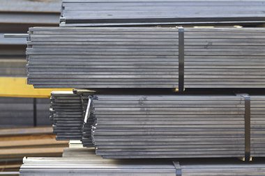 Metal ürünler deposundaki paketlerde dikdörtgen kesitlerin metal profil borusu