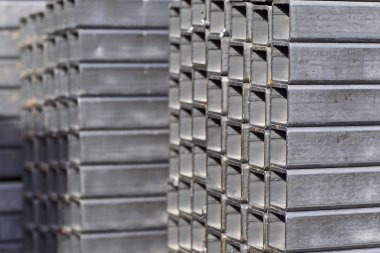 Metal ürünler deposundaki paketlerde dikdörtgen kesitlerin metal profil borusu