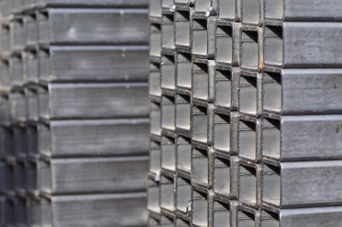 Metal ürünler deposundaki paketlerde dikdörtgen kesitlerin metal profil borusu