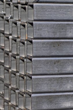 Metal ürünler deposundaki paketlerde dikdörtgen kesitlerin metal profil borusu