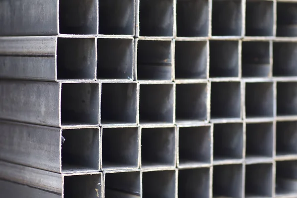 Tubo de perfil metálico de sección transversal rectangular en paquetes en el almacén de productos metálicos — Foto de Stock
