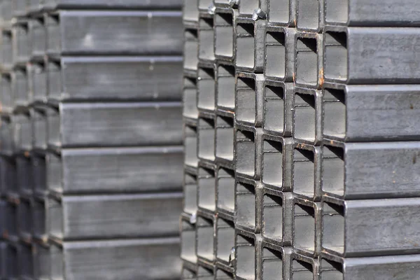金属制品仓库中矩形截面包装金属剖面管 — 图库照片