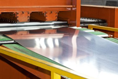 Daha fazla işleme için makinede galvanizli levha