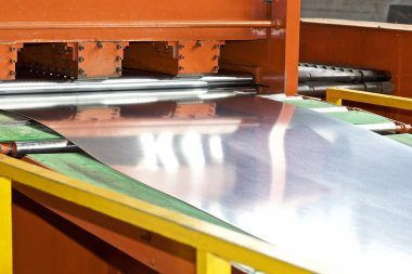 Daha fazla işleme için makinede galvanizli levha