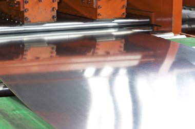 Daha fazla işleme için makinede galvanizli levha