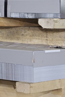 Metal ürünler deposunda ambalajlarda galvanizsac