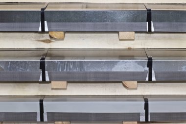 Metal ürünler deposunda ambalajlarda galvanizsac