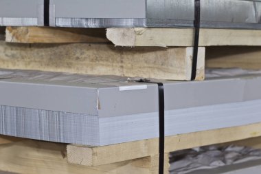 Metal ürünler deposunda ambalajlarda galvanizsac