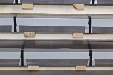 Metal ürünler deposunda ambalajlarda galvanizsac