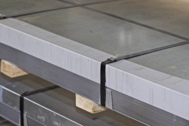 Metal ürünler deposunda ambalajlarda galvanizsac