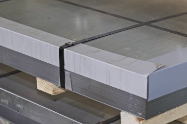 Metal ürünler deposunda ambalajlarda galvanizsac