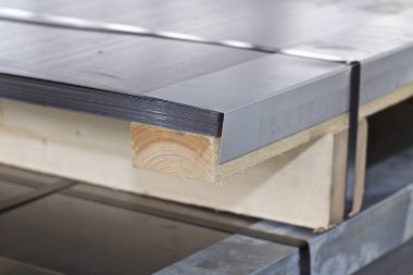 Metal ürünler deposunda ambalajlarda galvanizsac