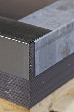 Metal ürünler deposunda ambalajlarda galvanizsac