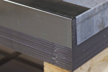 Metal ürünler deposunda ambalajlarda galvanizsac