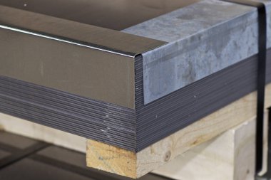 Metal ürünler deposunda ambalajlarda galvanizsac