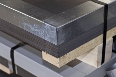 Metal ürünler deposunda ambalajlarda galvanizsac