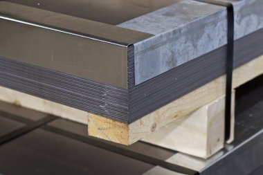 Metal ürünler deposunda ambalajlarda galvanizsac