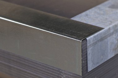Metal ürünler deposunda ambalajlarda galvanizsac