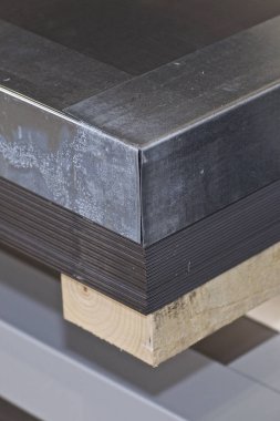 Metal ürünler deposunda ambalajlarda galvanizsac