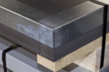 Metal ürünler deposunda ambalajlarda galvanizsac