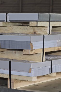 Metal ürünler deposunda ambalajlarda galvanizsac