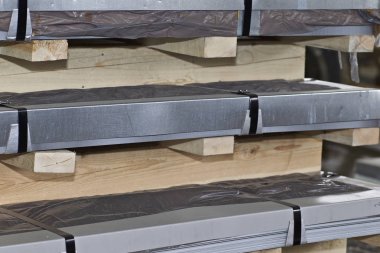 Metal ürünler deposunda ambalajlarda galvanizsac