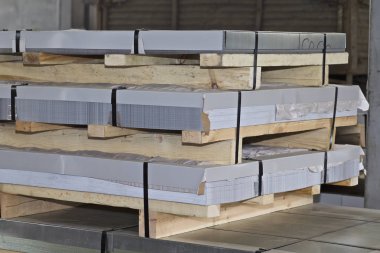 Metal ürünler deposunda ambalajlarda galvanizsac