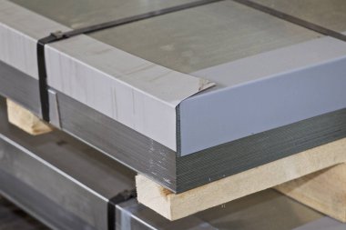 Metal ürünler deposunda ambalajlarda galvanizsac