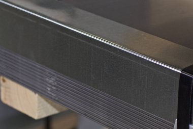 Metal ürünler deposunda ambalajlarda galvanizsac