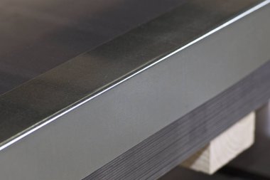 Metal ürünler deposunda ambalajlarda galvanizsac