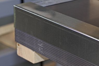 Metal ürünler deposunda ambalajlarda galvanizsac