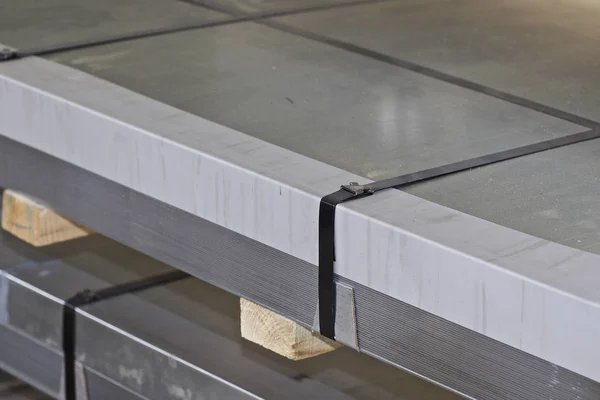 Metal ürünler deposunda ambalajlarda galvanizsac