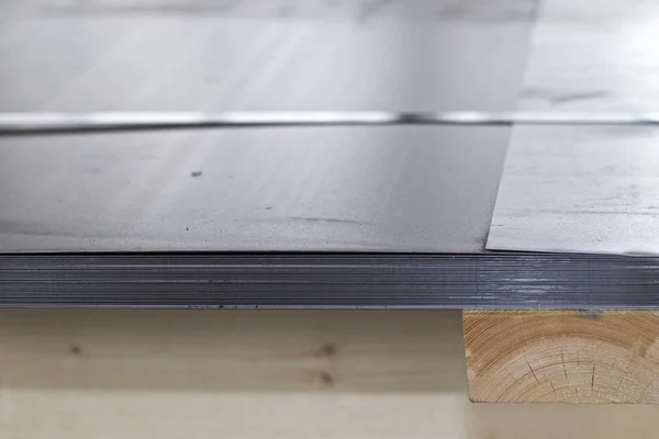 Metal ürünler deposunda ambalajlarda galvanizsac