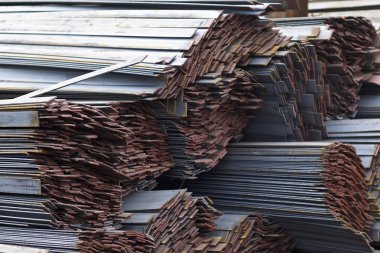 Metal profil şerit metal ürünlerin depodaki paketlerinde