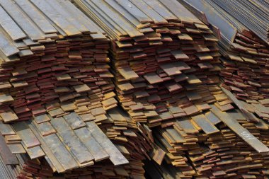 Metal profil şerit metal ürünlerin depodaki paketlerinde