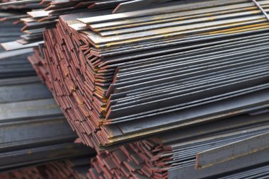 Metal profil şerit metal ürünlerin depodaki paketlerinde