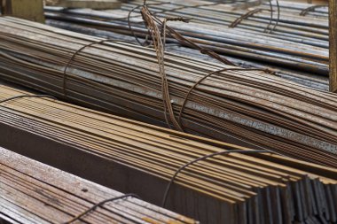 Metal profil şerit metal ürünlerin depodaki paketlerinde