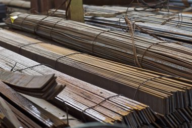 Metal profil şerit metal ürünlerin depodaki paketlerinde